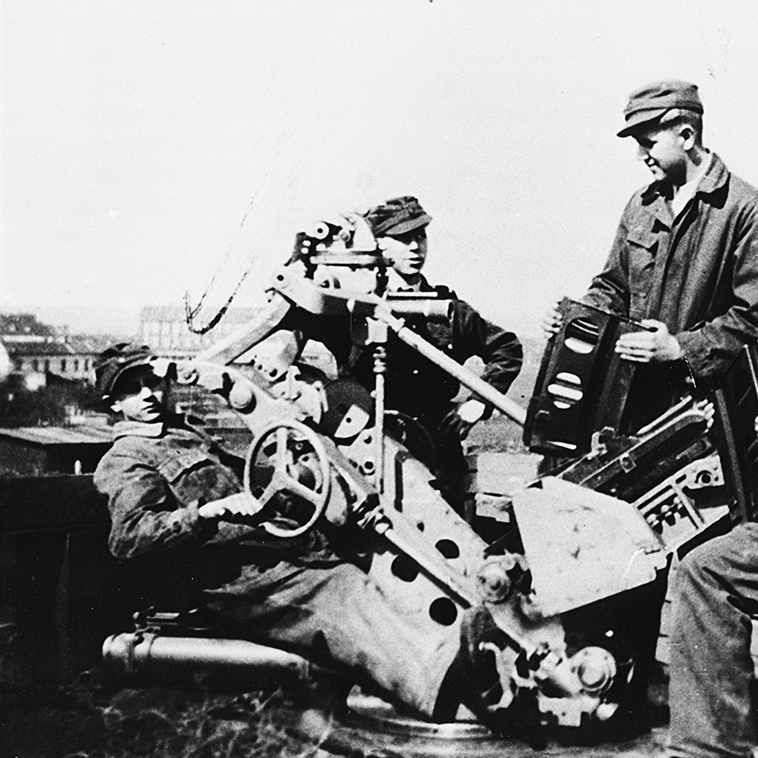 Flak-Helfer Alfons Felser am Geschütz